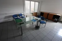 1 stół konferencyjny ze szklanym blatem, 4 krzesła dla gości, 2 szafy przesuwne na akta 2 wysokości, 1 szafa jednodrzwiowa