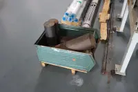1 metalowa skrzynia magazynowa