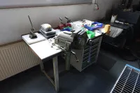 1 stół warsztatowy z imadłem