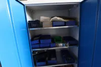 1 szafa z blachy stalowej z zawartością