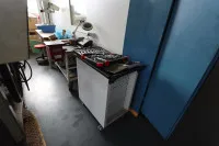 1 wózek narzędziowy z różnymi małymi narzędziami