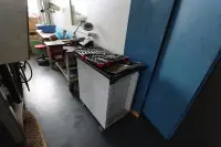 1 wózek narzędziowy z różnymi małymi narzędziami