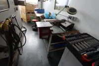 1 wózek z narzędziem do usuwania zadziorów