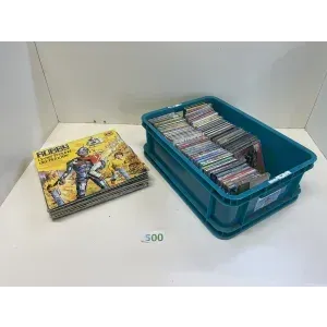 一批CD和黑胶唱片