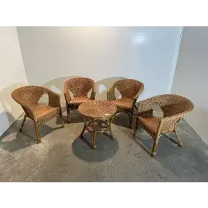 Mobili in rattan — 1 tavolo + 4 sedie