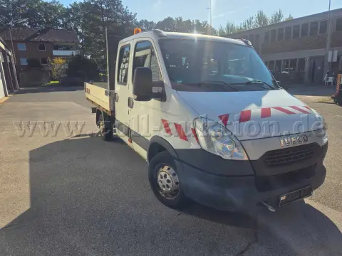 1 autocarro Iveco IS35SC2AA con pianale