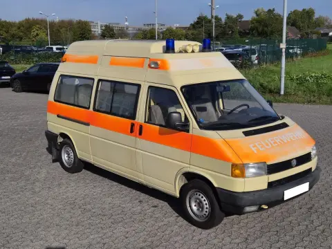 Különleges mentő/szállító jármű zárt (VW, T4 2.4D KTW L2H2)