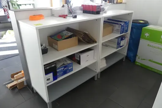 2 buc. bufet, cu conținut (materiale de birou, toner)