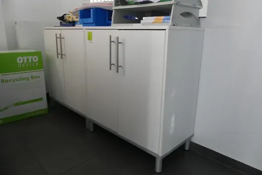 2 adet büfe, içerikli (büro malzemeleri, teknik)