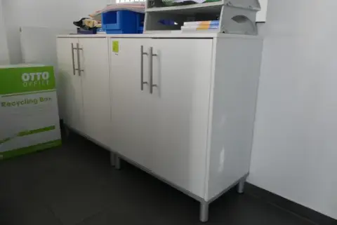 2 pz. credenza, con contenuto (materiale per ufficio, tecnologia)