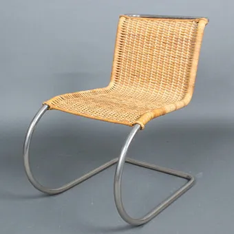 LUDWIG MIES VAN DER ROHE. Freischwinger, Modell ''MR-10'', Stahlrohr, Rattan, Entwurf von 1927.