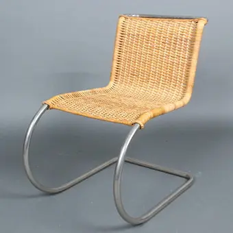 LUDWIG MIES VAN DER ROHE. Freischwinger, Modell ''MR-10'', Stahlrohr, Rattan, Entwurf von 1927.