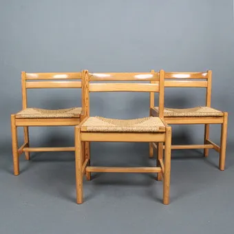 BØRGE MOGENSEN. Karl Andersson & Söner , Set von drei Esszimmerstühlen, Modell „Asserbo“, Pinienholz, Papierkordel, 1960er.
