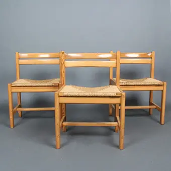 BØRGE MOGENSEN. Karl Andersson & Söner , Set von drei Esszimmerstühlen, Modell „Asserbo“, Pinienholz, Papierkordel, 1960er.