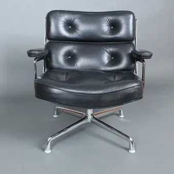 CHARLES & RAY EAMES. Vitra, Bürostuhl / Konferenzsessel, Modell 'Lobby Chair ES 108', Aluminium, verchromt, Leder, Entwurf 1960, Deutschland.