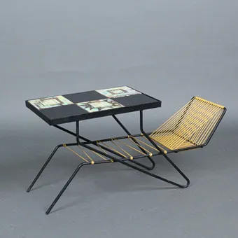 ROBERT UND JEAN CLOUTIER. Beistelltisch/Zweitschriftentisch mit emaillierten Keramikfliesen der 1960er, Frankreich.