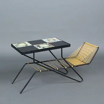 ROBERT UND JEAN CLOUTIER. Beistelltisch/Zweitschriftentisch mit emaillierten Keramikfliesen der 1960er, Frankreich.