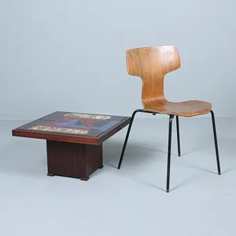 KYLLIKKI SALMENHAARA (1915 – 1981). Couchtisch / Coffee Table, Mahagoni-Holz, Tischplatte mit Keramikplatten, monogrammiert, (1979).