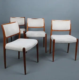 NIELS OTTO MØLLER. J.L. Møllers, Vier Stühle / Esszimmerstühle, Modell '80', Rio-Palisander, Dänemark, 1960er Jahre (4).