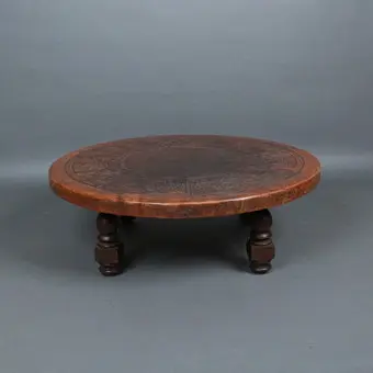 ÁNGEL I. PAZMIÑO. für Muebles de Estilo, Runder Couchtisch, Massivholz, Sattelleder, Ecuador, 1960er Jahre.