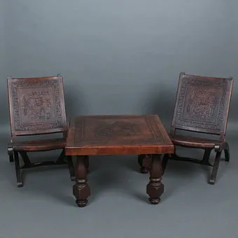 ÁNGEL I. PAZMIÑO. für Muebles de Estilo, Zwei Klappsessel mit Couchtisch, Massivholz, Sattelleder, Ecuador, 1960er Jahre.
