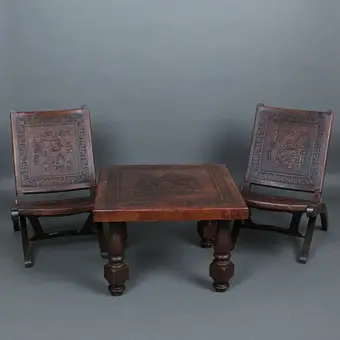 ÁNGEL I. PAZMIÑO. für Muebles de Estilo, Zwei Klappsessel mit Couchtisch, Massivholz, Sattelleder, Ecuador, 1960er Jahre.