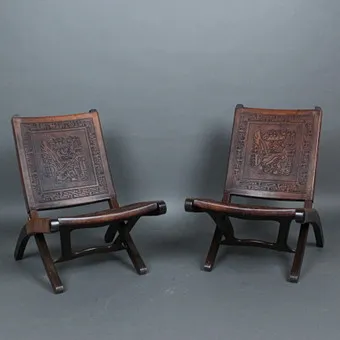 ÁNGEL I. PAZMIÑO. für Muebles de Estilo, Zwei Klappsessel, Massivholz, Sattelleder, Ecuador, 1960er Jahre.