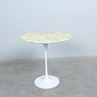EERO SAARINEN. Knoll International, Beistelltisch, Modell 'Saarinen Tulip Table', Carrara-Marmor und Aluminiumguss, Entwurf 1957, USA.