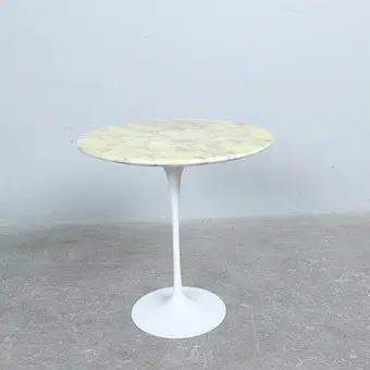 EERO SAARINEN. Knoll International, Beistelltisch, Modell 'Saarinen Tulip Table', Carrara-Marmor und Aluminiumguss, Entwurf 1957, USA.