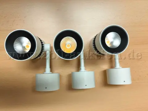 3 个 LED 吸顶射灯，制造商 Brumberg