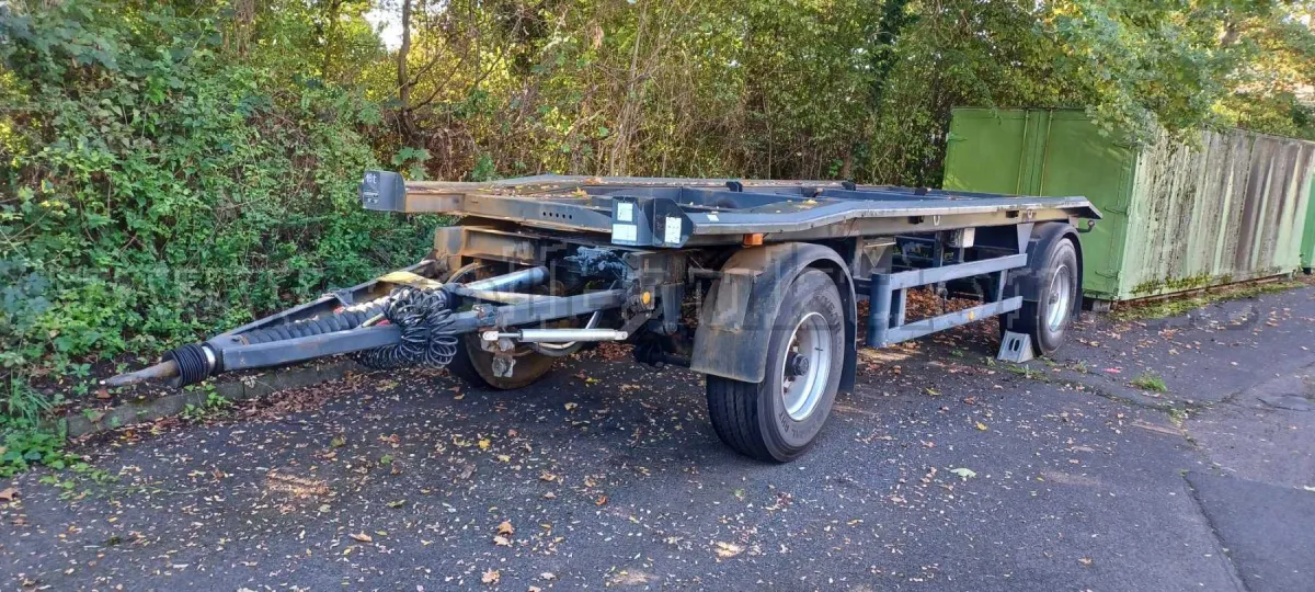 1 辆 Kempf 交换箱挂车 ATL,带短耦合系统