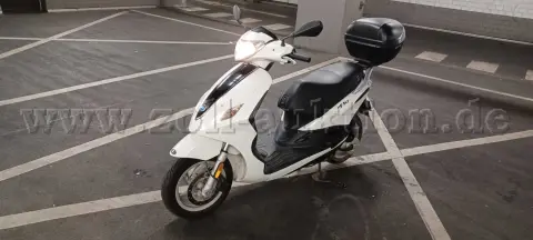 1 辆 Piaggio Fly 50 踏板车，故障
