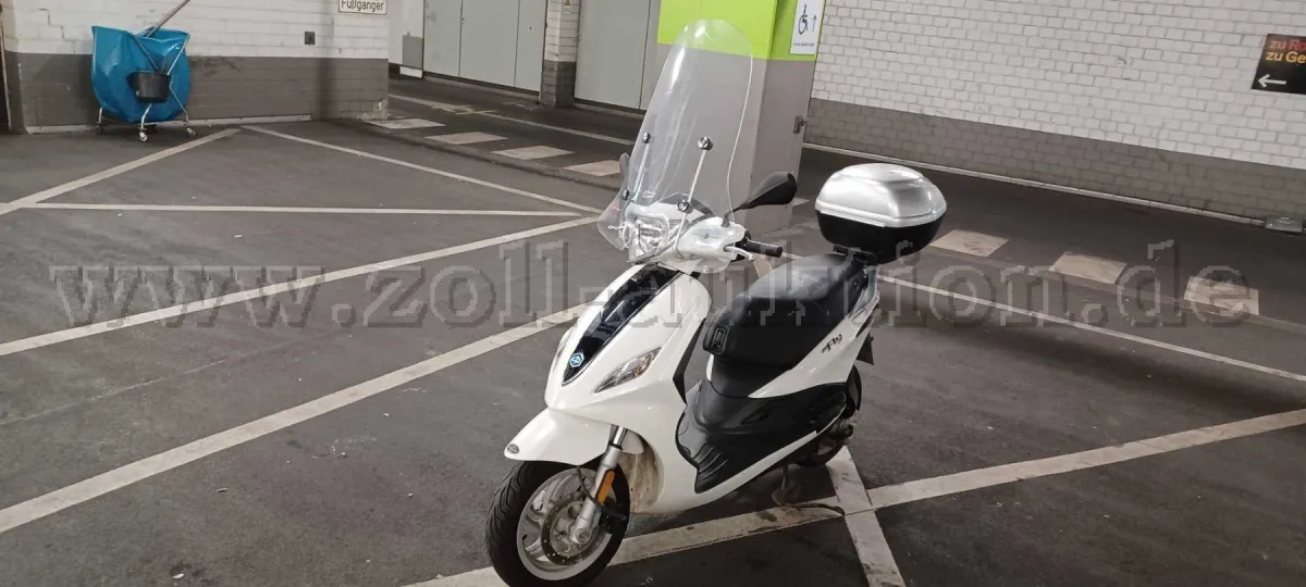 1 Piaggio Fly 50 scooter, arızalı