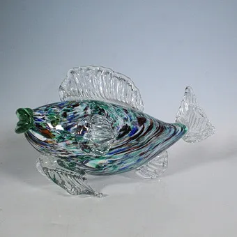 Glasskulptur in Form eines Fisches.