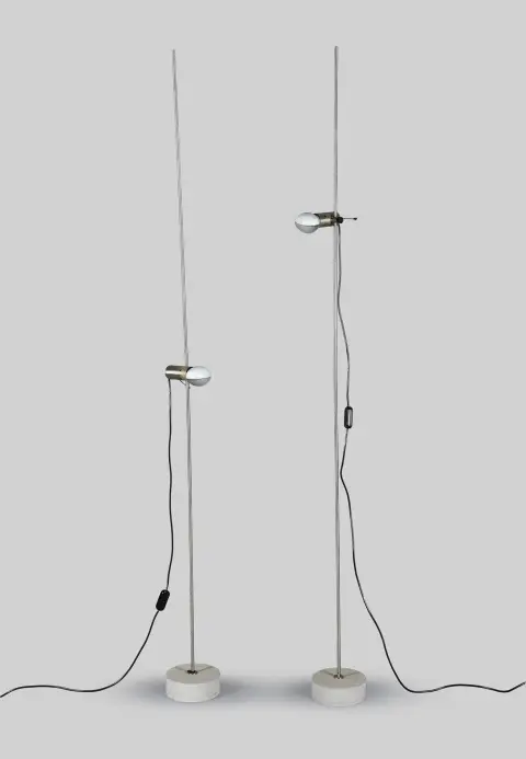Tito Agnoli für Oluce, zwei Stehlampen „Agnoli 387“, Stahl, vernickelt, einflammig, Travertinsockel, mit Schiebemechanismus, H = 201 cm,…