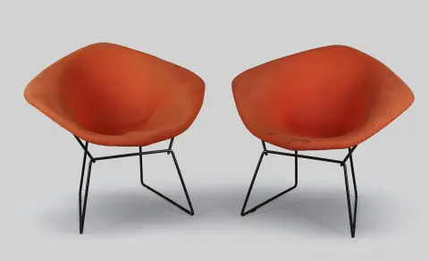 Harry Bertoia für Knoll, zwei „Diamond Chairs 421“, weißer Stahldraht, schwarze Pulverbeschichtung, orangefarben bezogener Hopsakbezug, H…