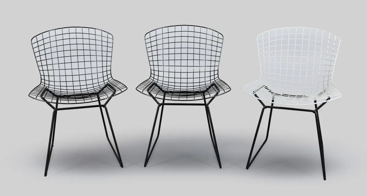 Harry Bertoia Knollille, kolme tuolia ”Bertoia Side Chair 420”, musta (2) ja valkoinen jauhemaalaus, K = 75 cm, ilman pehmustetta,…