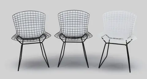 Harry Bertoia für Knoll, drei Stühle „Bertoia Side Chair 420“, schwarze (2) bzw. weiße Pulverbeschichtungen, H = 75 cm, ohne Auflage,…