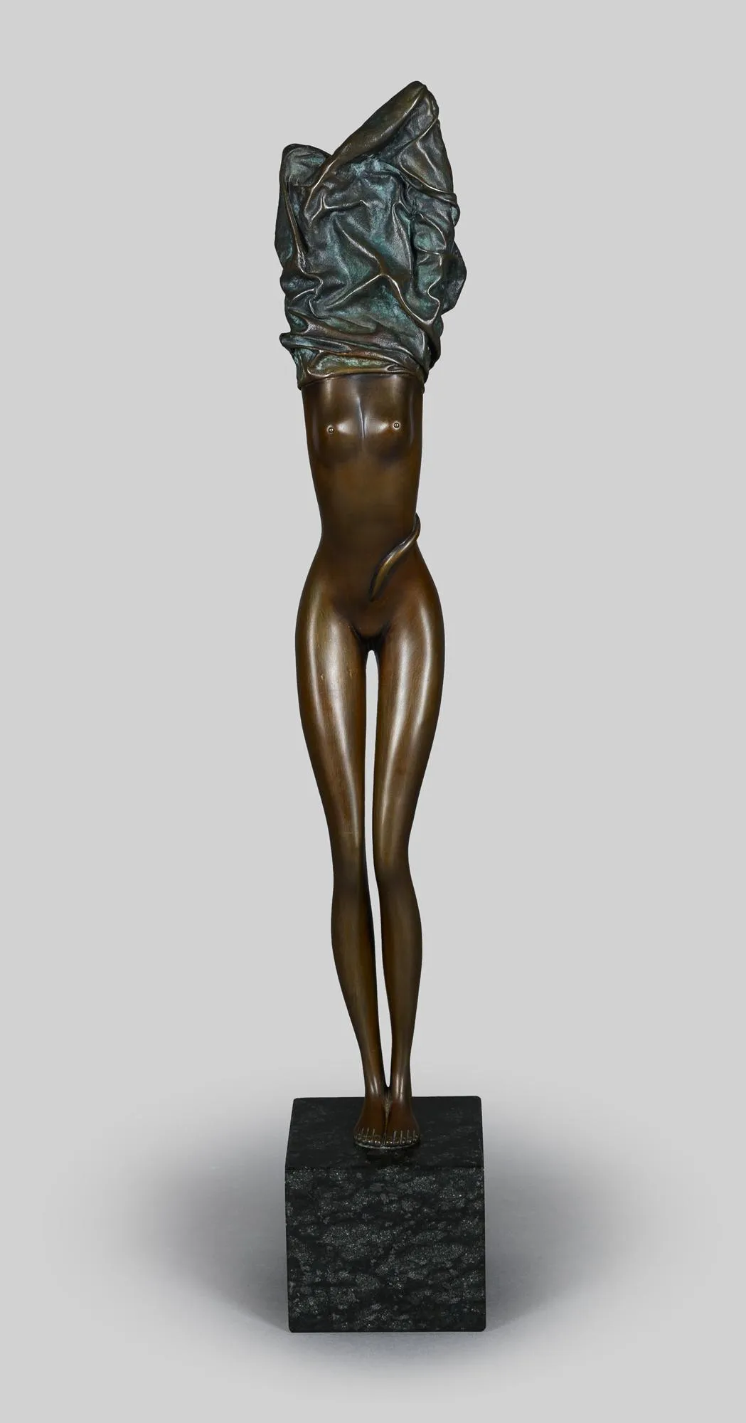 Bruno Bruni, monogram, Gradara 1935 – aktiv i Hamburg, „Zopf der Aphrodite“, 1995, bronse, brun patinert, unummerert, høyde = 61 cm