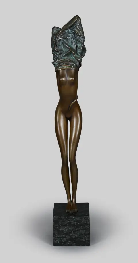 Bruno Bruni, mon., Gradara 1935 – tätig in Hamburg, „Zopf der Aphrodite“, 1995, Bronze, braun patiniert, o.A., H = 61 cm, auf schwarzem…