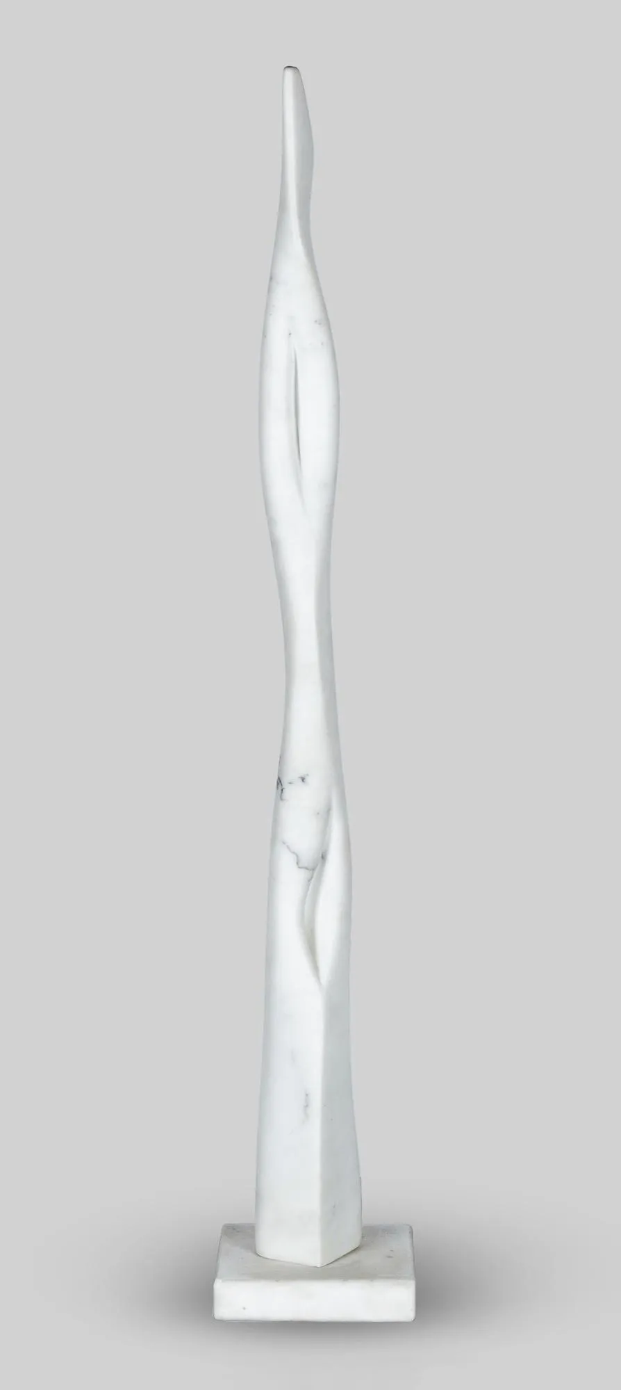 Birgit Cauer, sign., päiv. 1970, toiminut Groß Glienicke/Potsdamissa, ”o.T.”, valkoinen marmori, H = 95 cm, jalusta kolhiintunut