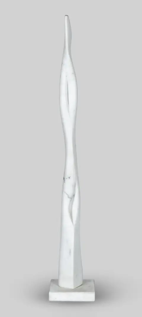 Birgit Cauer, sig., dat. 1970, tätig in Groß Glienicke/Potsdam, „o.T.“, weißer Marmor, H = 95 cm, Sockel bestoßen (41986-5)