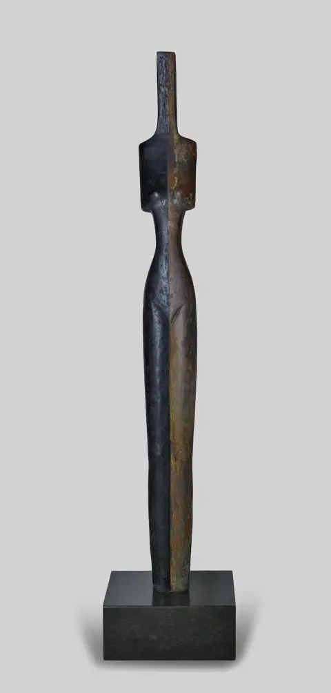 Dao Droste, unsig., Saigon 1952 – tätig in Eppelheim, „Weiblicher Akt“, Bronze, braun und schwarz patiniert, H = 148 cm, auf schwarzem…