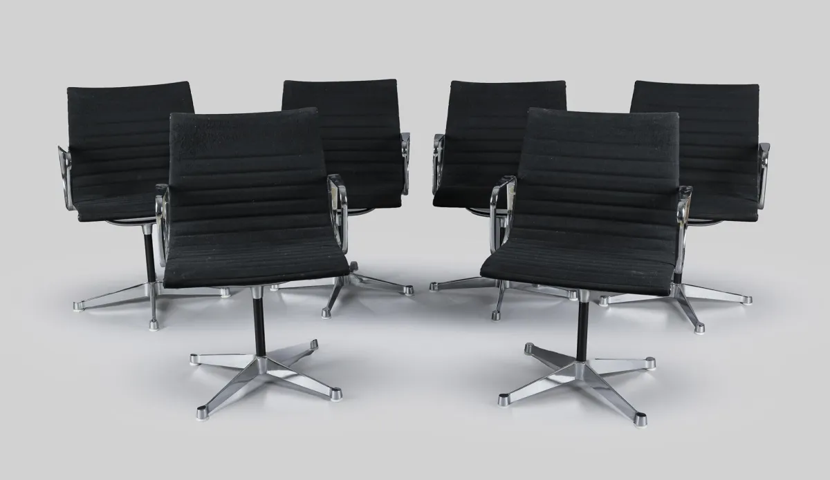 Charles ja Ray Eames, kuusi kääntötuolia «EA 108», kukin nro 938-148, muotoilu 1958, valmistus Hermann Miller by Vitra, kromattu alumiini, musta Hopsak-verhoilu, neljä ulokejalkaa, H = 85 cm, verhoilu tahriintunut