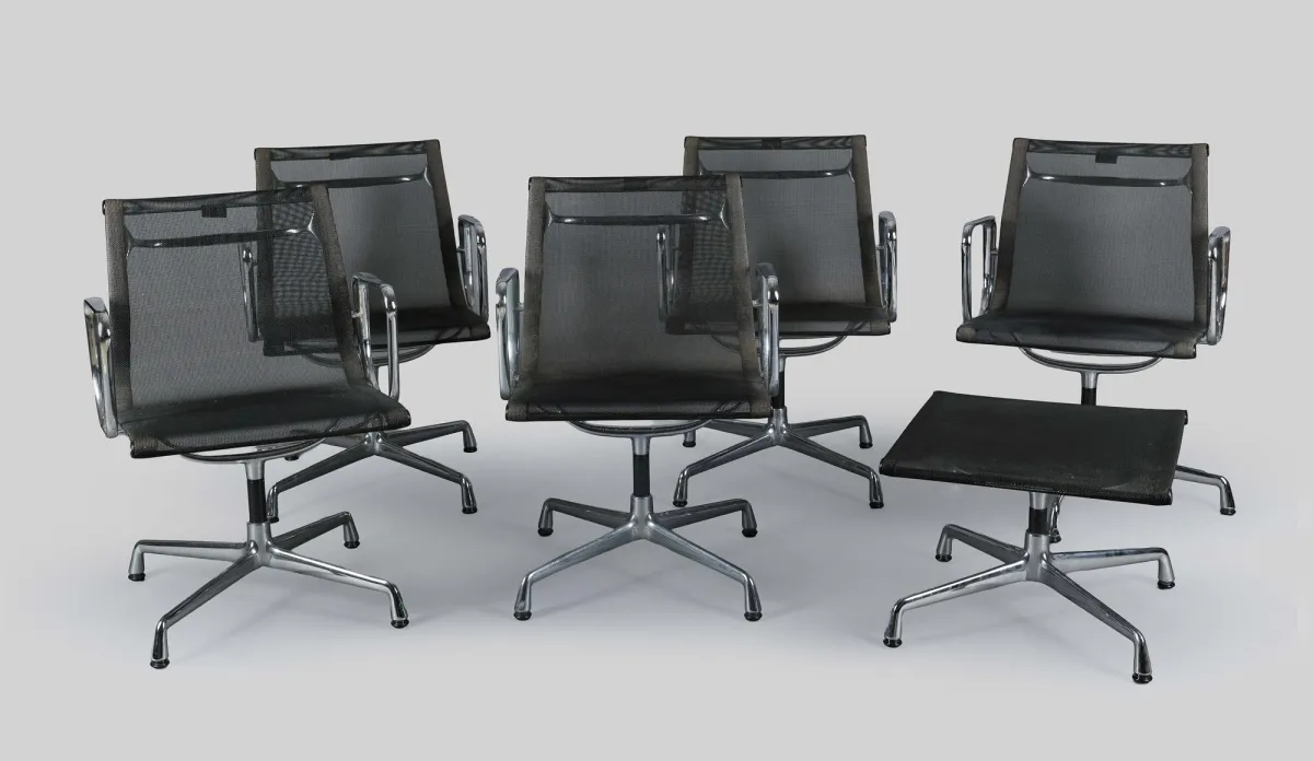 Charles Eames, viisi käsinojatuolia «EA 108» ja rahi, muotoilu 1958, valmistus Vitra, kromattu alumiini, neljä ulokejalkaa, musta verkko-verhoilu, vaaleat huopakaistat, H = 82 cm ja 38 cm, osin korroosiovaurioita