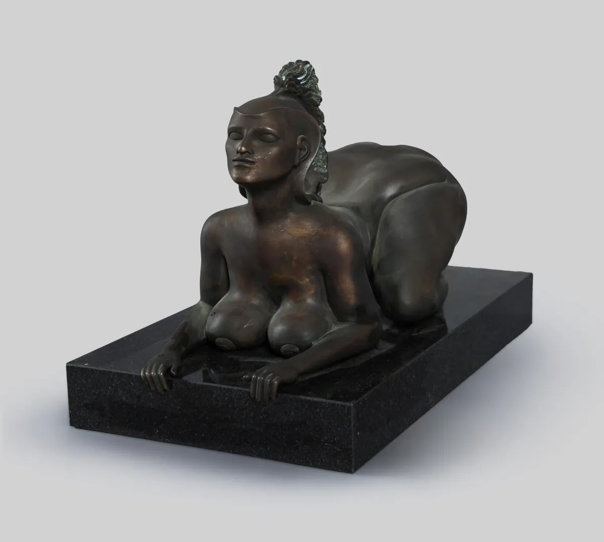 Ernst Fuchs, sign., Wien 1935 – 2015 samassa kaupungissa, »Sphinx«, pronssi, 633/1.000, valimon leima Venturi Arte, 19,5 x 35 x 16,5 cm, mustalla marmorijalustalla
