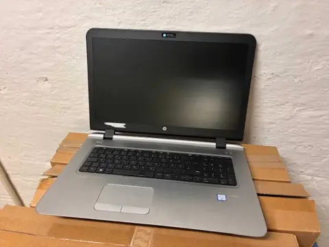 100 HP ProBook 470 G3 (17 इंच डिस्प्ले - 1 TB)