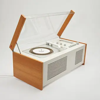 ديتر رامز وهانس غوغيلوت. Braun AG، راديو أنبوبي / مشغل أسطوانات، طراز 'Schneewittchensarg / Phonosuper SK 4'، تصميم 1962، ألمانيا.