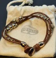 سوار FOSSIL، سير من الجلد مع دلايات، في كيس قماشي أصلي
