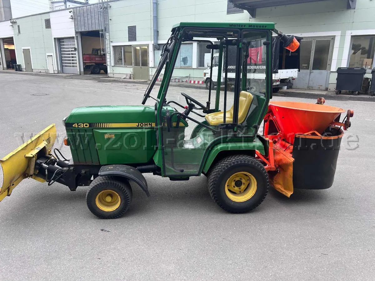 1 traktor John Deere 430 med sneplov og spreder